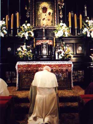 św. Jan Paweł II przed Cudownym Obrazem