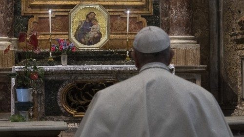 Papież Franciszek modli się do św. Józefa